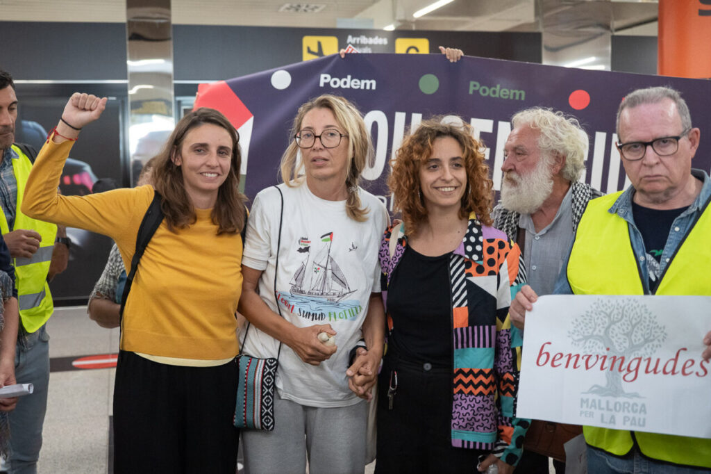 Reyes Rigo y Luc&iacute;a Mu&ntilde;oz en el aeropuerto de Palma con otros activistas.