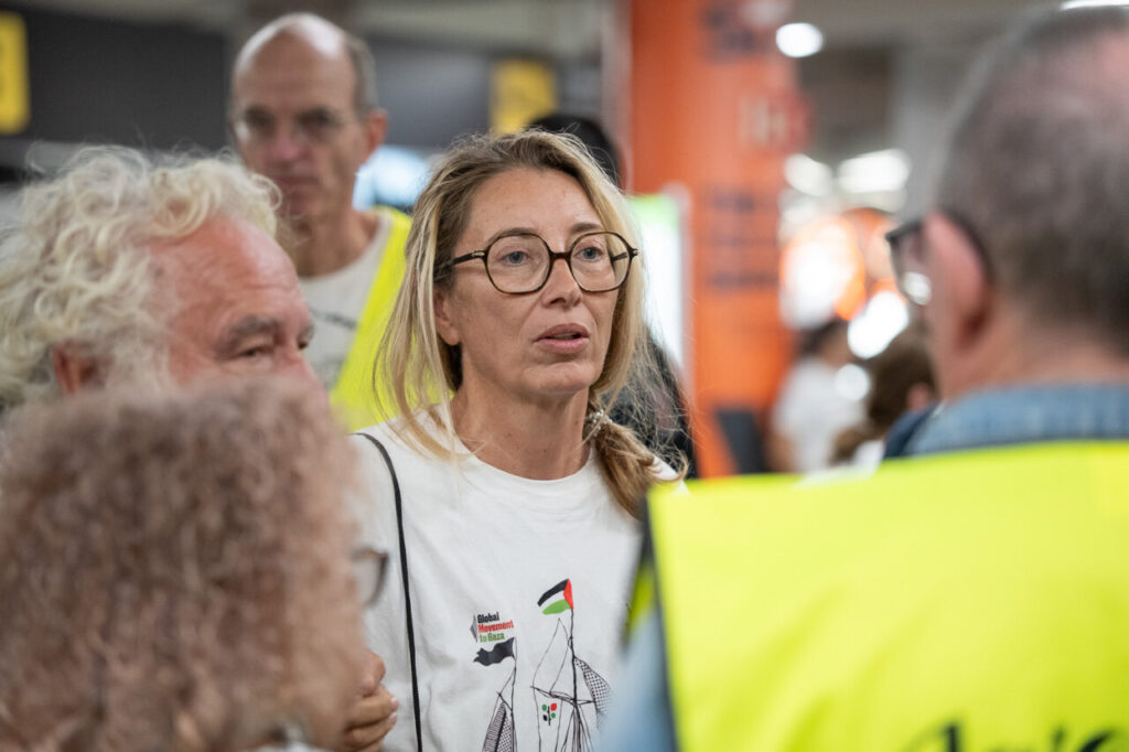 Reyes Rigo conversando con Luc&iacute;a Mu&ntilde;oz y Alejandra Mart&iacute;nez en Palma.