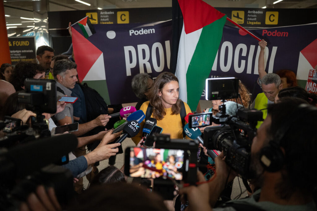 Reyes Rigo rodeado de periodistas y manifestantes en el aeropuerto de Palma