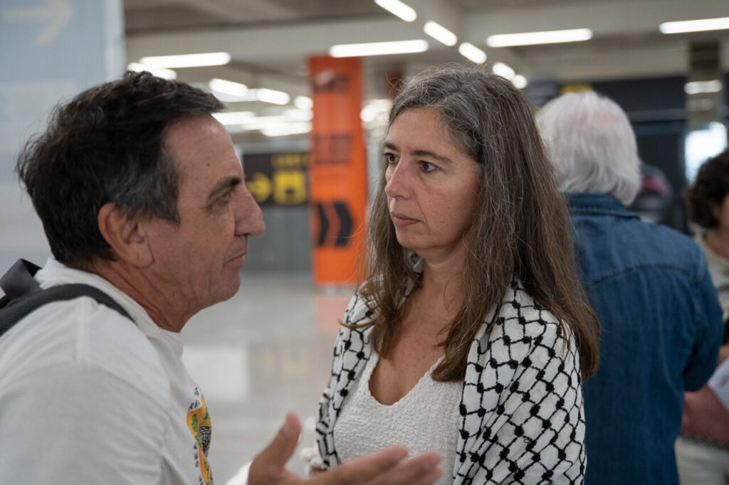 Reyes Rigo conversando con Luc&iacute;a Mu&ntilde;oz en el aeropuerto