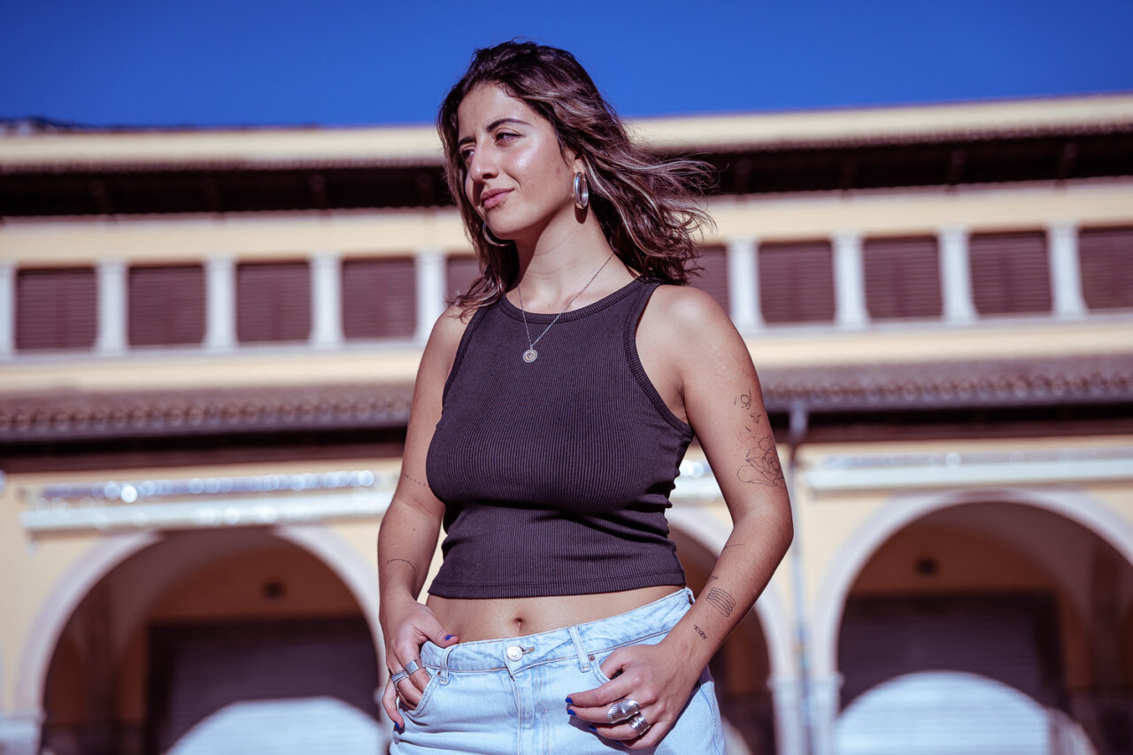 Selin Kaya posando con un fondo arquitectónico en un día soleado