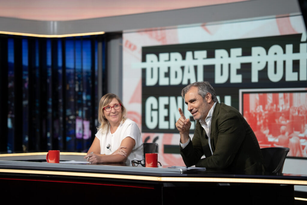 Debate político en el programa Torn de Paraula con dos presentadores.