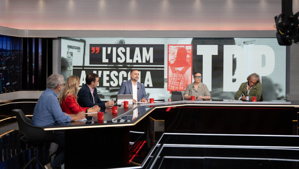 Panel de discusión en el programa Torn de Paraula con varios presentadores