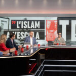 Panel de discusión en el programa Torn de Paraula con varios presentadores