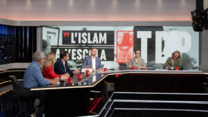 Panel de discusión en el programa Torn de Paraula con varios presentadores