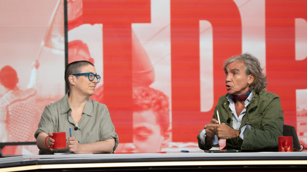 Dos presentadores discutiendo en un programa de televisión.