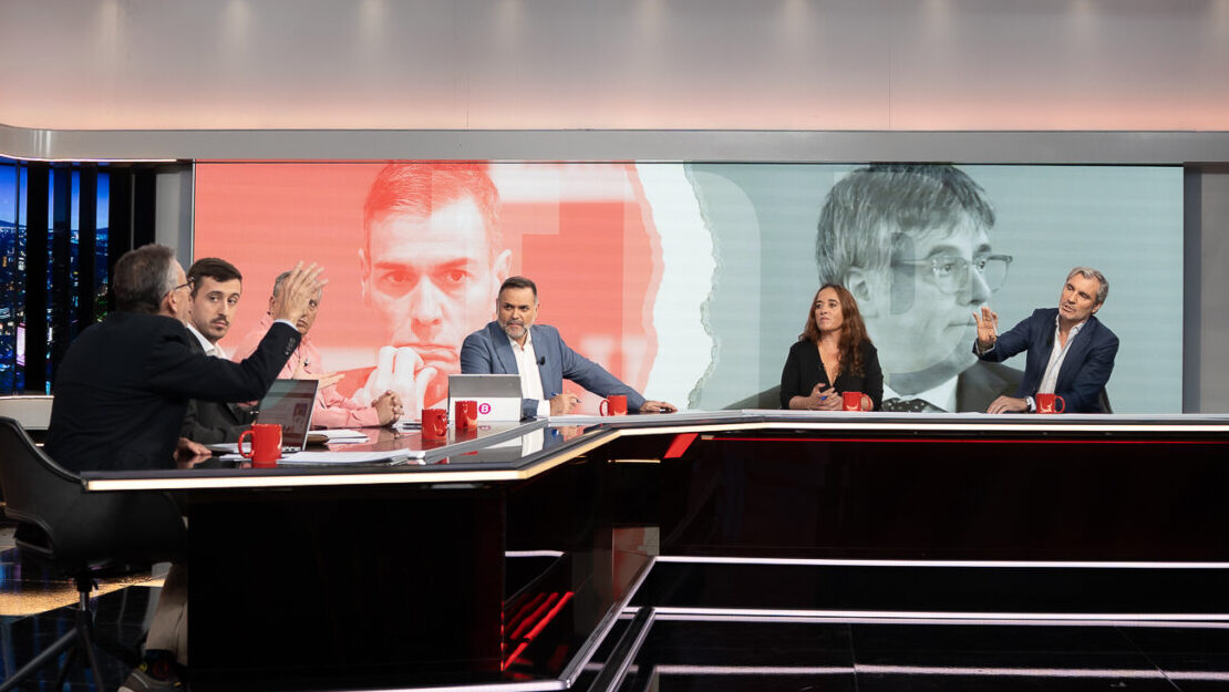 Panel de discusi&oacute;n en el programa Torn de Paraula con varios presentadores