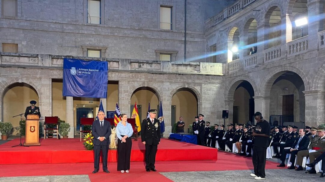 Acto de la Policía Nacional en La Misericòrdia, Palma con autoridades presentes.
