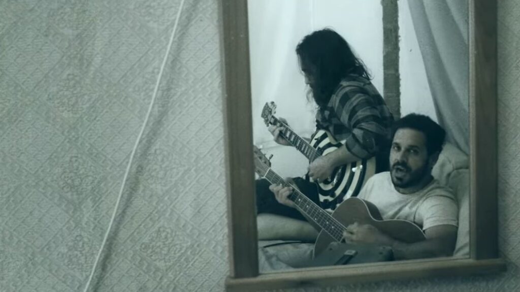 Pepto de Kamikazes tocando la guitarra en un ambiente íntimo