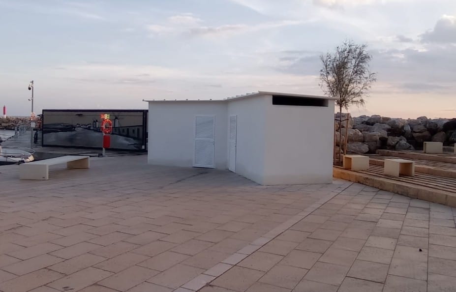 Caseta blanca en el paseo del Molinar con residuos contaminantes.