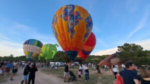 Globos aerostáticos de diversos colores en el festival de Mallorca