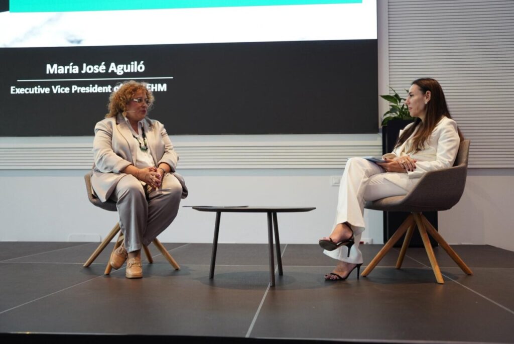 María José Aguiló y otra mujer discutiendo sobre turismo en Mallorca
