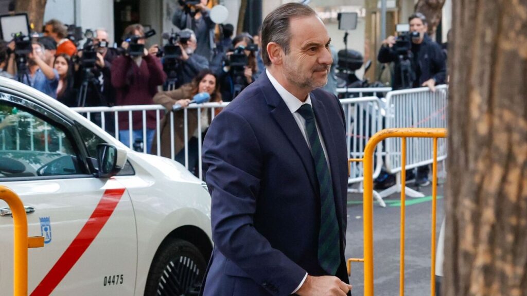 José Luis Ábalos llegando al Tribunal Supremo rodeado de periodistas