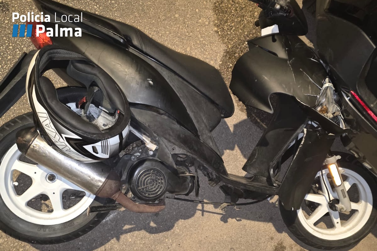 Ciclomotor dañado tras accidente en Palma con un menor