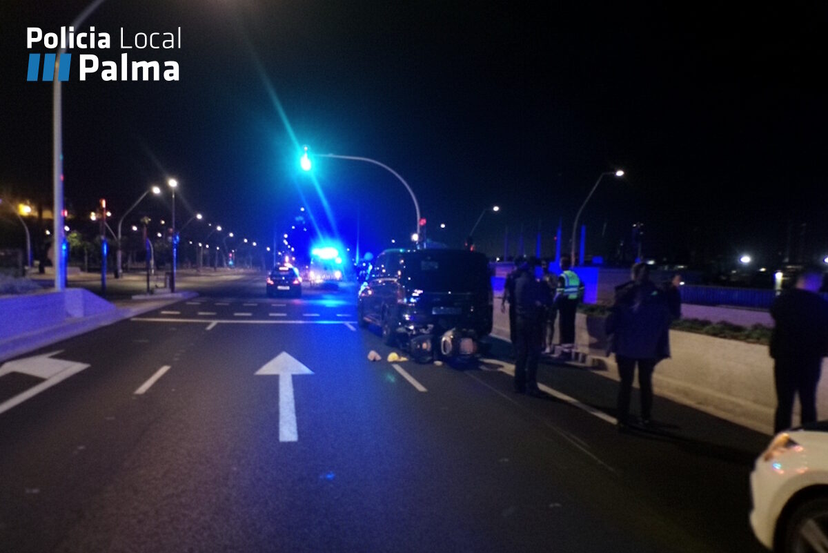 Accidente entre una motocicleta y una furgoneta en el Paseo Marítimo de Palma.