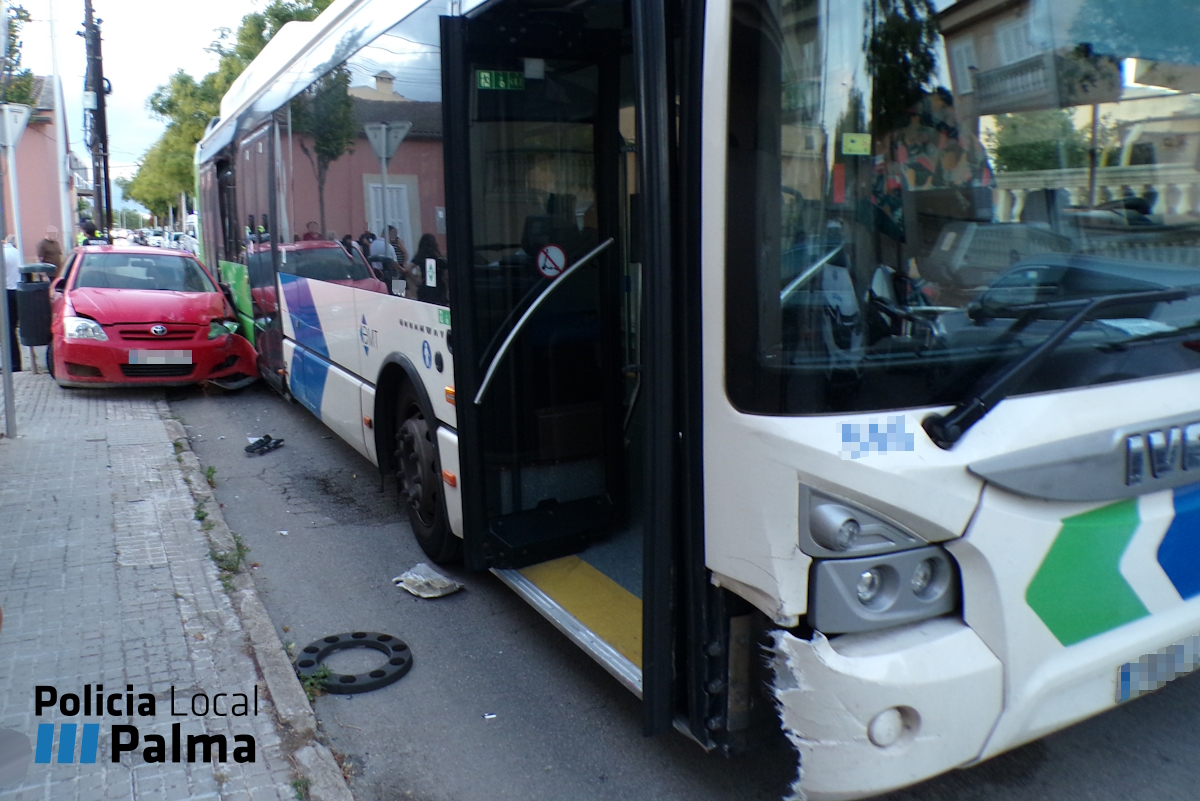 Accidente entre un autobús y un coche en Son Ferriol.