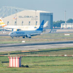 Aviones en el aeropuerto de San Joan con edificio de mantenimiento al fondo