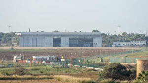 Vista del aeropuerto de San Joan con hangares y cercas