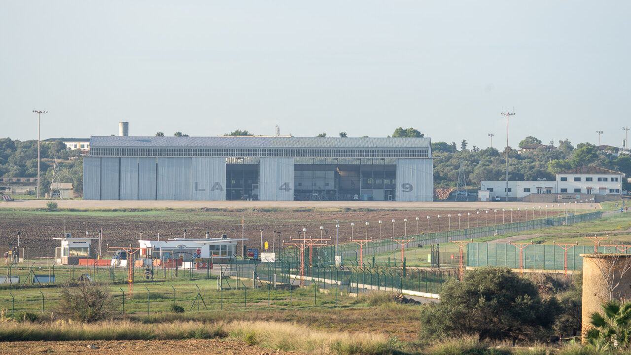 Vista del aeropuerto de San Joan con hangares y cercas