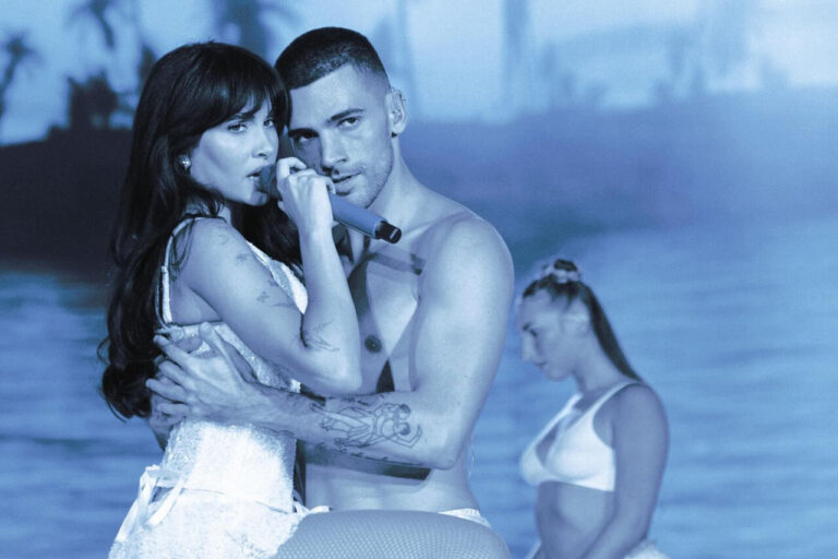 Aitana durante su actuación en la gira Cuarto Azul World Tour