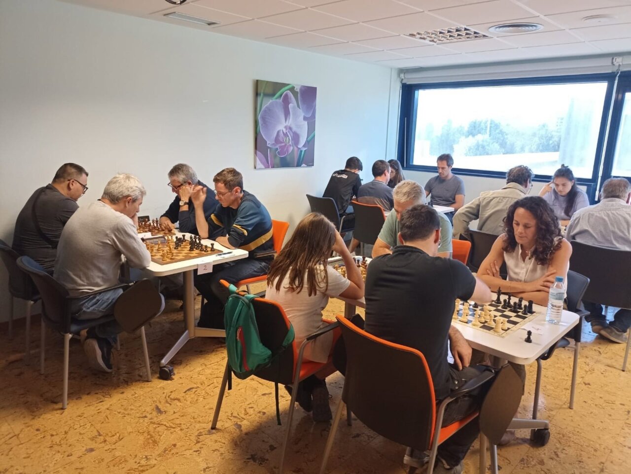 Participantes jugando ajedrez en el Hospital de Inca