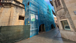 Edificio en Alaró cubierto con andamios y malla de protección