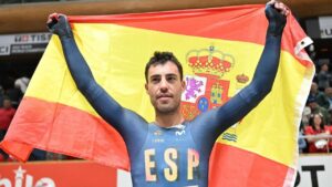 Albert Torres celebrando su victoria con la bandera de España