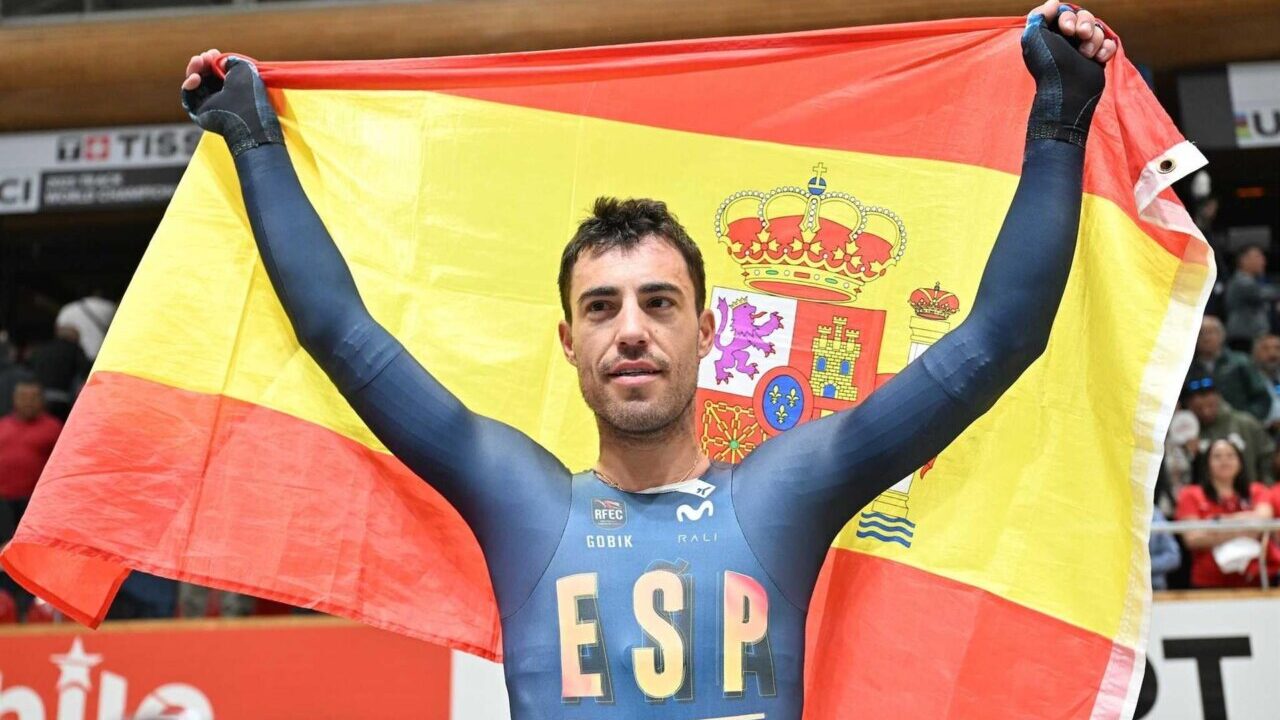 Albert Torres celebrando su victoria con la bandera de Espa&ntilde;a