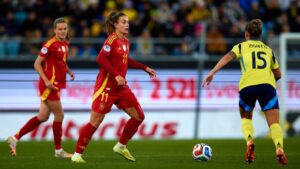 Alexia Putellas jugando con la selección española en un partido de fútbol