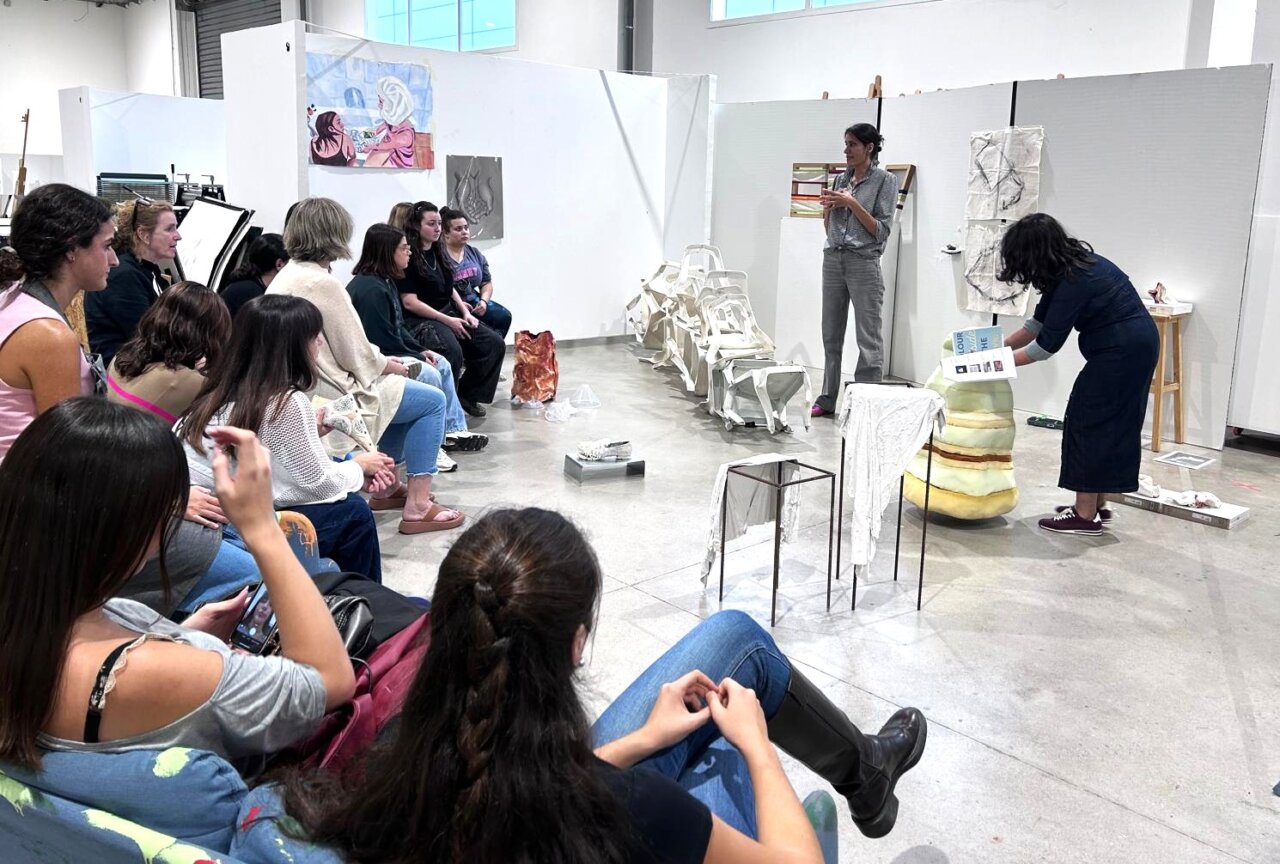Estudiantes de Bellas Artes de ADEMA presentando sus obras en la feria Estampa.