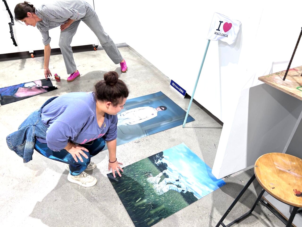 Estudiantes de Bellas Artes de ADEMA trabajando en sus obras en la feria Estampa.