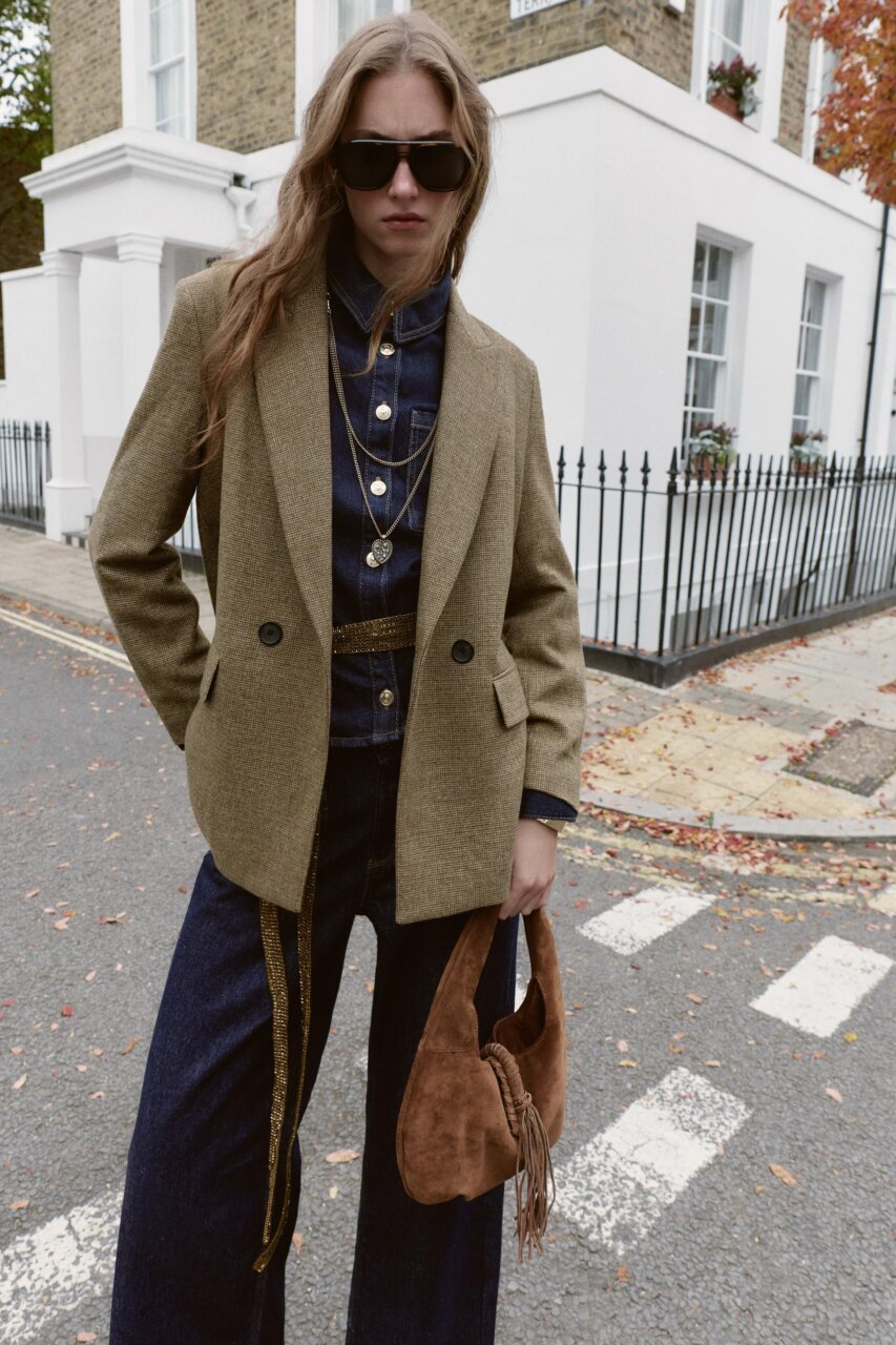 Modelo con americana de sastrería oversize en un entorno urbano