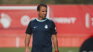 Jagoba Arrasate dirigiendo un entrenamiento de fútbol en San Mamés