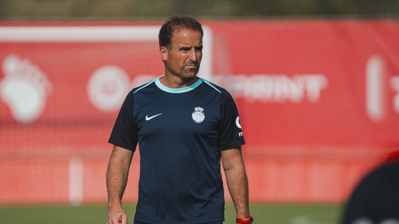 Jagoba Arrasate dirigiendo un entrenamiento de f&uacute;tbol en San Mam&eacute;s
