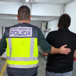 Agentes de policía arrestando a un sospechoso en Palma.