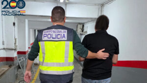 Agentes de policía arrestando a un sospechoso en Palma.