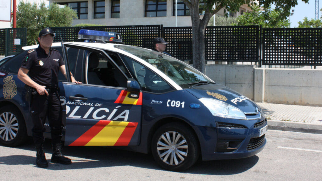 Pillados dos hombres robando en el interior de un camión del Ayuntamiento de Palma
