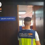 Agente de la Policía Nacional en la sala del Grupo Hurtos I.