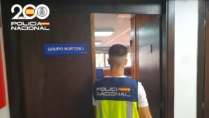Agente de la Policía Nacional en la sala del Grupo Hurtos I.