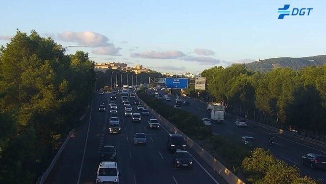 Atasco kilométrico en los accesos a Palma por la avería de un camión