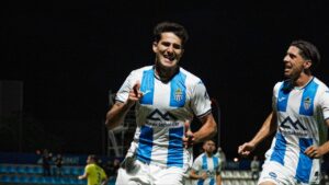 Jugador del Atlético Baleares celebrando un gol en el derbi contra la SD Ibiza