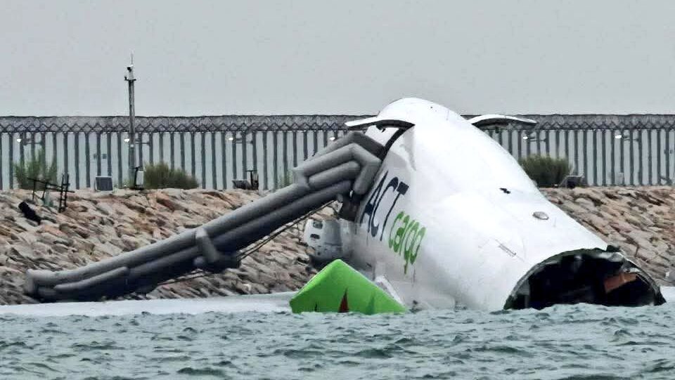 Tragedia en Hong Kong: un avión de carga se sale de la pista y mata a dos personas