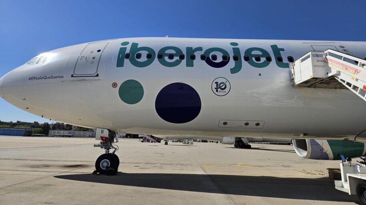 Avión de Iberojet en el aeropuerto con cielo azul