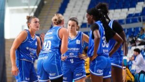 Jugadoras del equipo Azulmarino en una reunión durante el partido