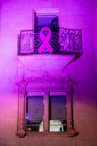 Fachada iluminada de la Clínica Rotger en rosa por el cáncer de mama