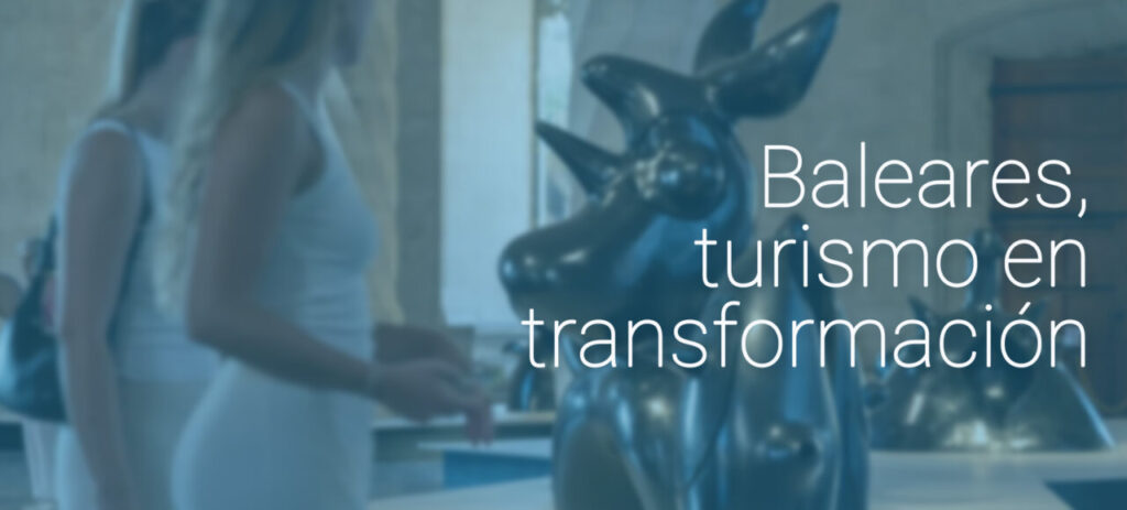 Escultura en un espacio de turismo en Baleares con visitantes