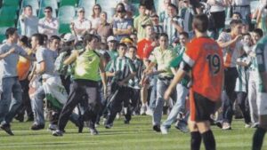 Celebración de hinchas del Betis y Mallorca en el Villamarín