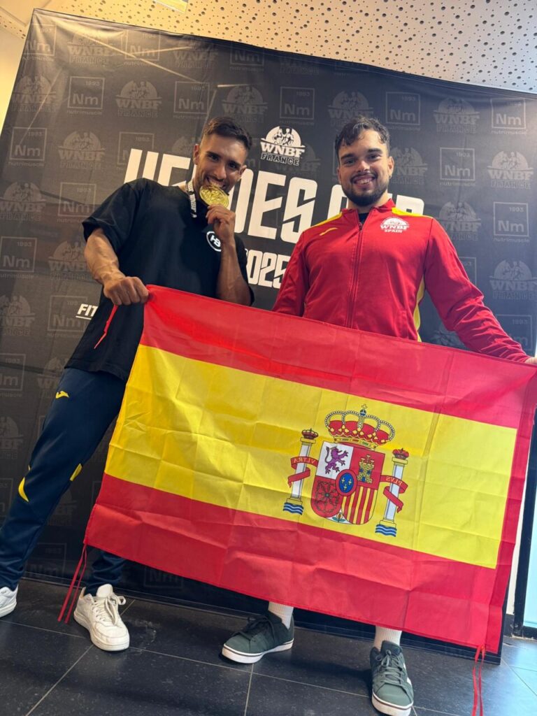 Brando Pablo Zofío Gil con medalla de oro y bandera de España