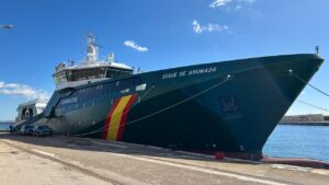 Buque patrullero Duque de Ahumada de la Guardia Civil en puerto