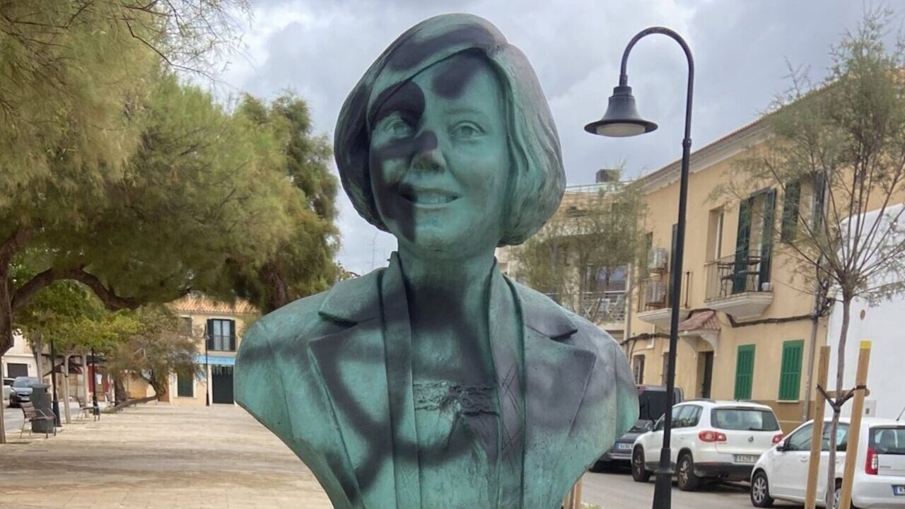 Busto de Aurora Picornell vandalizado con símbolos nazis en Palma.